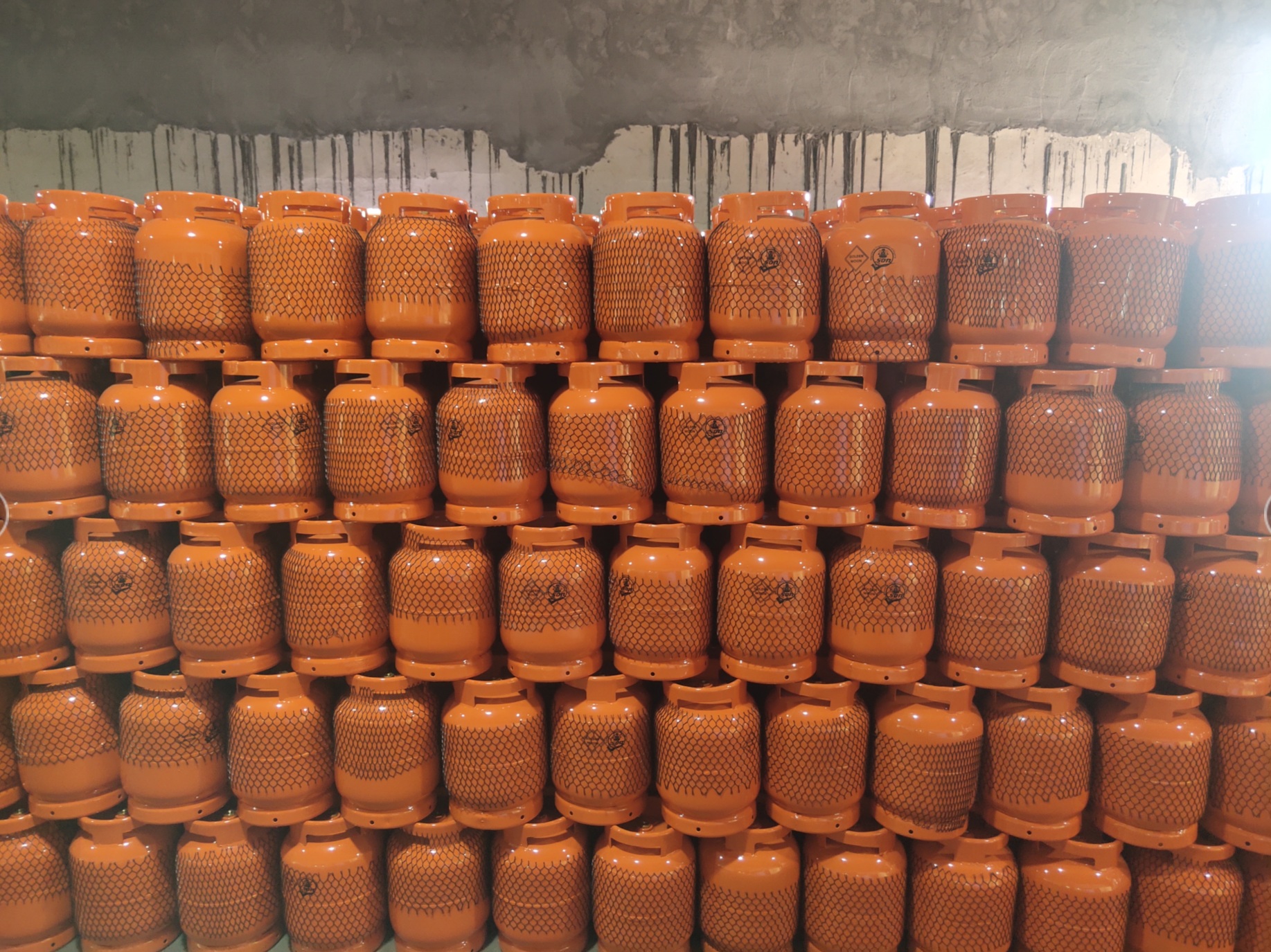 Wholesale durable steel liquefied petroleum gas cylinders of 12.5 kg stand valve, portable steel cylinder