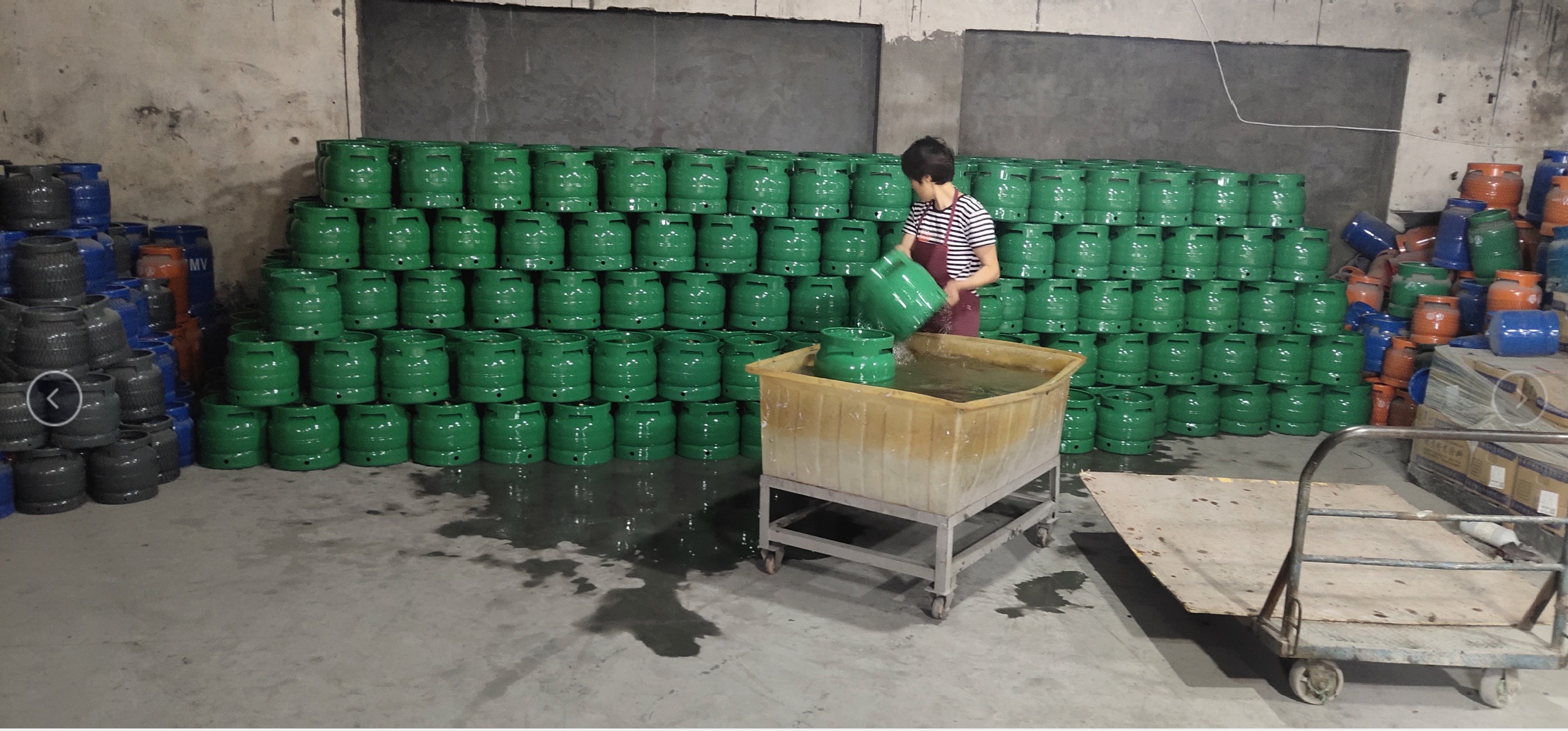 Wholesale durable steel liquefied petroleum gas cylinders of 12.5 kg stand valve, portable steel cylinder
